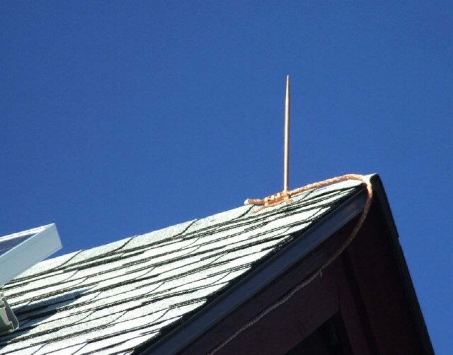 Пример установки молниеотвода на крыше