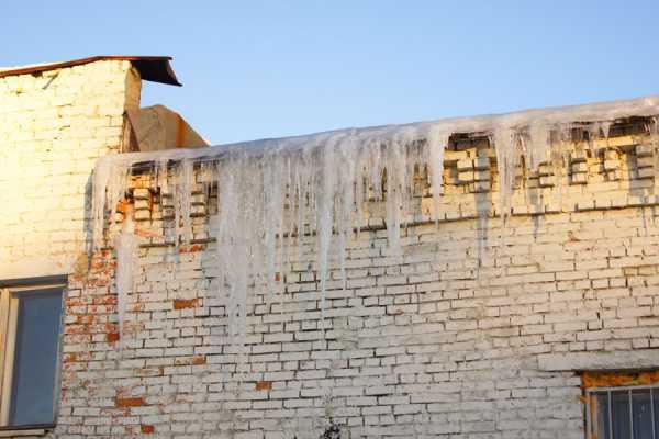 Удаление сосулек с карниза здания в Екатеринбурге